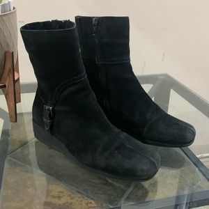 LA CANADIENNE Black Suede Wedge Boots